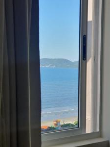 Amplo Apartamento em Meia Praia