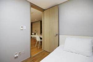 Gangnam Apartment 82m2 2 Bedrooms 2 Private Bathrooms Gangnam Style 2Bdr 2Bath 2Min Walk to Subway Fully Furnished