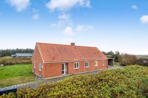 Lovely Holiday House With 4 Rooms Close To The North Sea