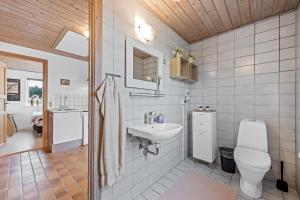 Lovely Holiday House With 4 Rooms Close To The North Sea