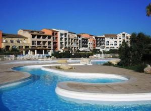 Proche St Tropez refait à neuf bord de plage et piscine