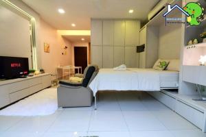 Palazio comfy studio pool access from patio by Gdragon Homestay