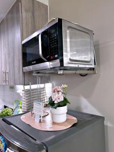 Cozypura Staycation near MOA, Airport , with free fast WIFI, Netflix and pay parking