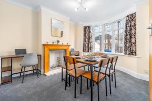 Modern stylish home, Garden, Parking, WiFi Families Contractors