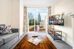 Modern stylish home, Garden, Parking, WiFi Families Contractors