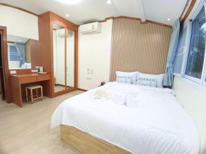 Jomtien Beach Pool Villa บ้านพูลวิลล่าติดทะเล หาดจอมเทียน