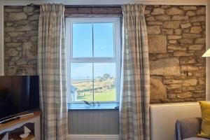 Cosy Flat Sea Views Short Walk to Shops & Pub