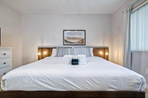 90 Walk Score - Steps to Beach & Dining - Reserved Parking