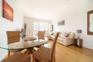 Modern Apartment nr Fistral Beach Private Parking