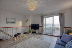 Large House with Panoramic Sea Views & Parking