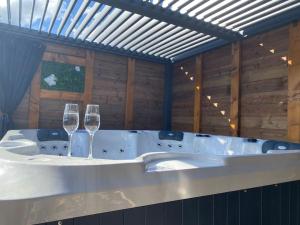 Maisons de vacances Le Gite du Bonheur avec jacuzzi privatif : photos des chambres