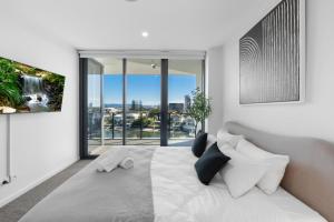 The Sunset - Brand New Modern Riverview 2 Bedroom with Free Parking Pool GYM