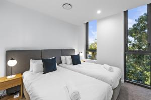 The Sunset - Brand New Modern Riverview 2 Bedroom with Free Parking Pool GYM