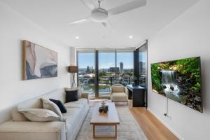 The Sunset - Brand New Modern Riverview 2 Bedroom with Free Parking Pool GYM