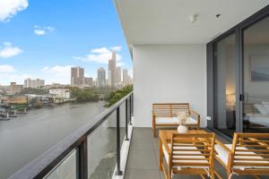 The Sunset - Brand New Modern Riverview 2 Bedroom with Free Parking Pool GYM