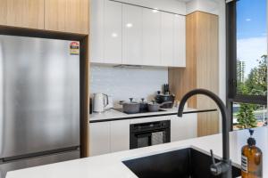 The Sunset - Brand New Modern Riverview 2 Bedroom with Free Parking Pool GYM