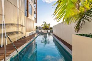 The Sunset - Brand New Modern Riverview 2 Bedroom with Free Parking Pool GYM
