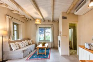 King Studio with Sofa Bed room in Amanita