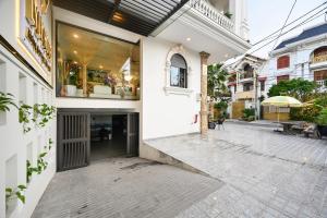 Ly Ly Luxury Hotel