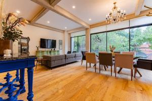 Modern Home with Balcony Office Space and Free Parking