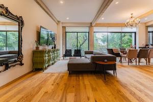 Modern Home with Balcony Office Space and Free Parking