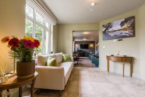 Luxury Eleven Bedroom House Sleeps 23 5-10 mins walk from town Centre