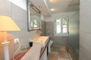Villas Villa La Raffinee, au coeur des garrigues du Luberon : photos des chambres