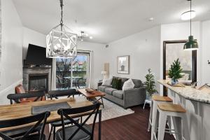 Chic Mountain View - Pool&HotTub - Fireplace - BBQ!