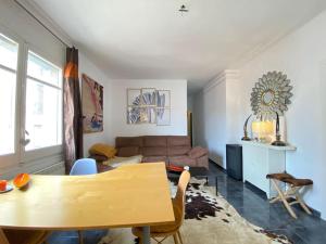 Double room with inside window in shared apartment