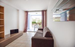 1 Bedroom Cozy Apartment In Isca Marina