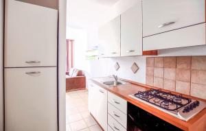 1 Bedroom Cozy Apartment In Isca Marina