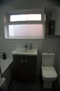 Entire 3-bed house near Cheltenham racecourse and town