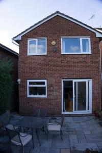 Entire 3-bed house near Cheltenham racecourse and town