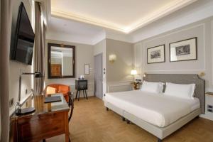 Family Room with One King Bed and One Queen Bed - Non-Smoking room in Hotel Canada