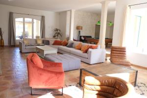 Sejours a la campagne superb prestige property with indoor heated swimming pool, seminar room and tennis court in mouries, in the alpilles in provence – 16 people : photos des chambres