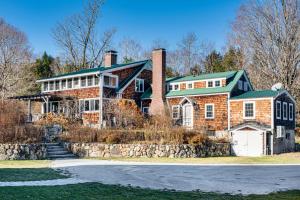 Outdoor Fireplace and Pool Table Tamworth Home!
