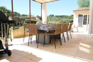 Villas Air-conditioned villa with heated pool, Luberon, in Puget - 10 people : photos des chambres