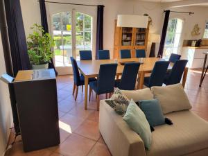 Villas Air-conditioned villa with heated pool, Luberon, in Puget - 10 people : photos des chambres