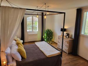 Villas Air-conditioned villa with heated pool, Luberon, in Puget - 10 people : photos des chambres