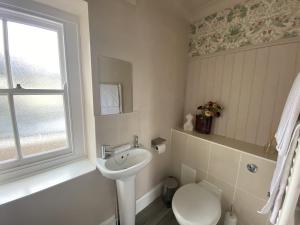 Number Four Russell House, Studio Apartment, centre of Tavistock, Devon