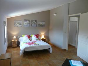 Maisons de vacances house in the countryside in the luberon with beautiful view and private swimming-pool close to bonnieux in Provence - 8 personnes : photos des chambres