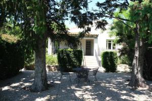 Villas vacation rental with pool and poolhouse, close to arles in moules- sleeps 8 : photos des chambres