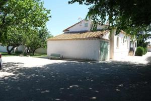 Villas vacation rental with pool and poolhouse, close to arles in moules- sleeps 8 : photos des chambres