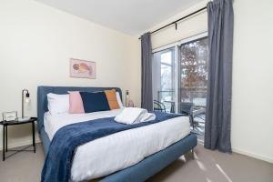 Captivating 3BR 2BA APT close to Shopping - Hosted by Canstay