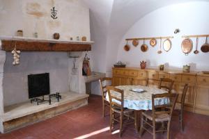 Maisons de vacances typical mas provencal with swimming pool in a small hamlet near mouries in the alpilles in provence- 8 persons : photos des chambres