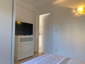 Maisons de vacances pleasant gite, with collective heated swimming pool, in the heart of the alpilles in mouries, 4/6 people. : photos des chambres