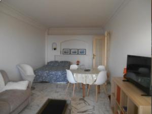 F1 au calme dans la verdure, terrasse, piscine et parking