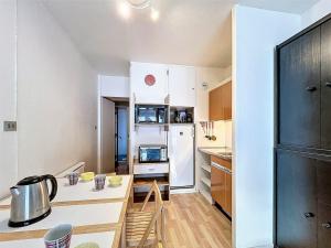 Studio lumineux au centre avec balcon - FR-1-267-274