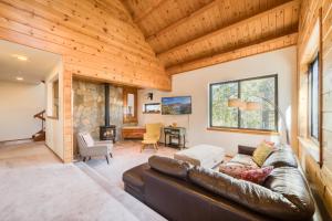 Dwell by Tahoe Getaways - 3BR Tahoe Donner w Sauna & HOA Amenities