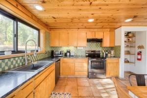 Dwell by Tahoe Getaways - 3BR Tahoe Donner w Sauna & HOA Amenities